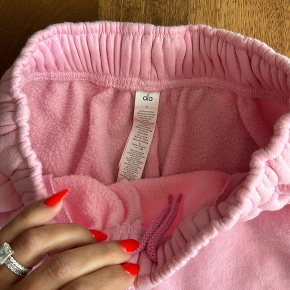 Alo Sweet Pink Accolade Shorts - Picture 3 of 3